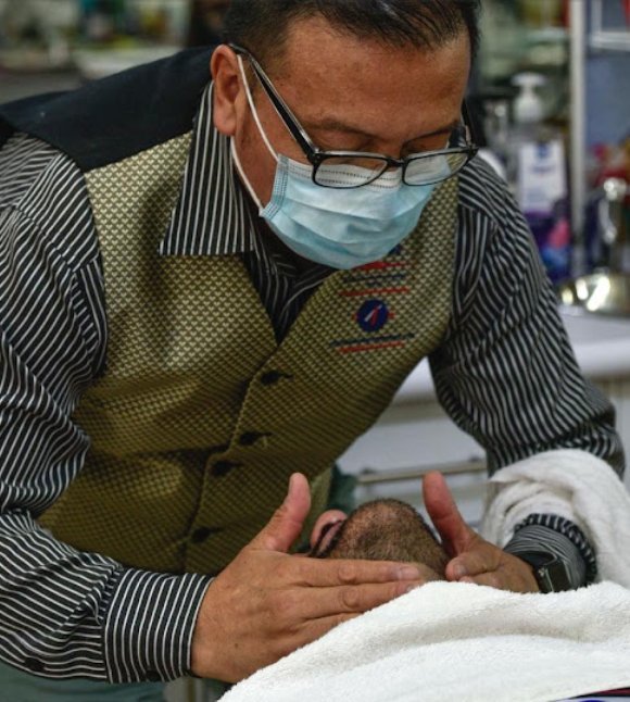 Barbero de Barber Teo atendiendo a un cliente